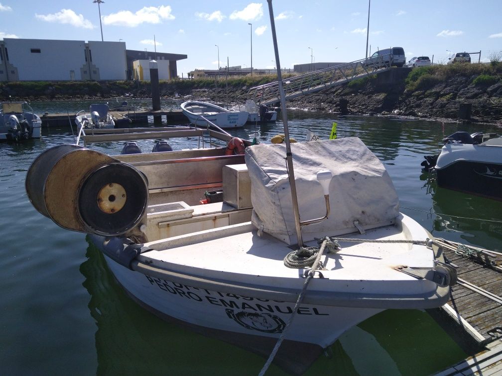Barco de pesca Fibramar 680 com 2 motores Yamaha 50 HP
