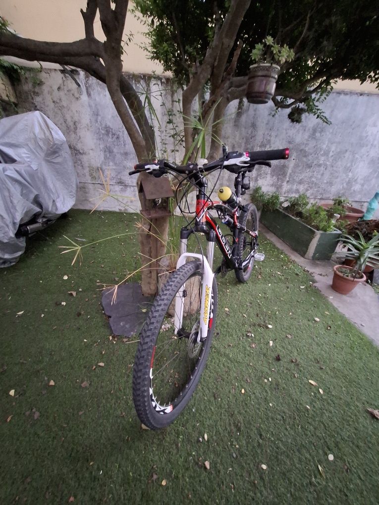 Bicicleta de suspensão total