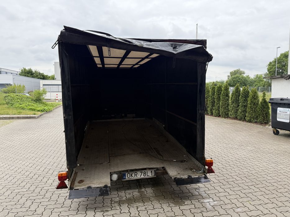 Auto laweta zamknięta