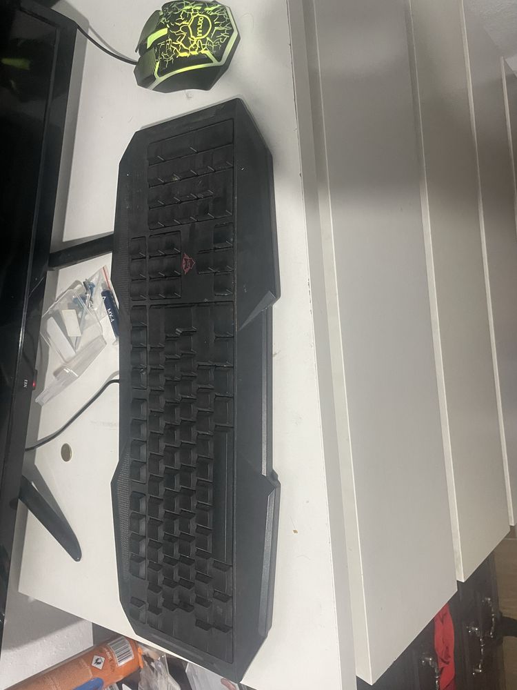 Teclado e rato gaming preto