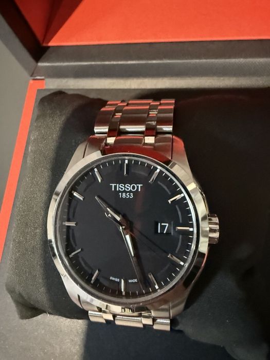 Годинник Tissot.