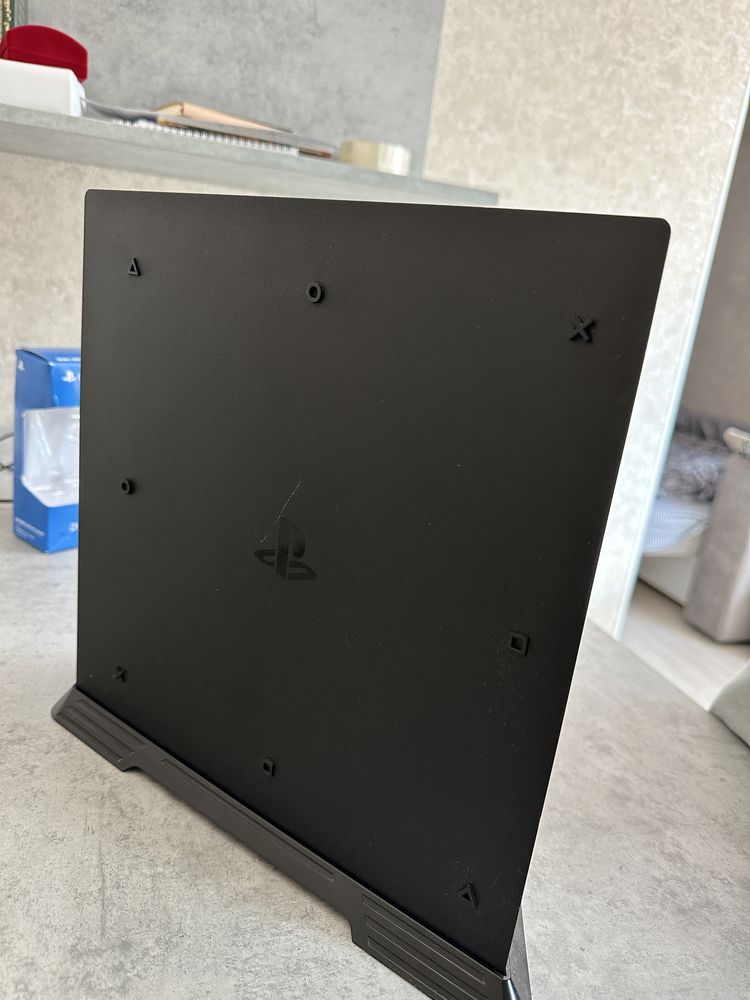 Ps4 Pro 1TB + два геймпади та диск