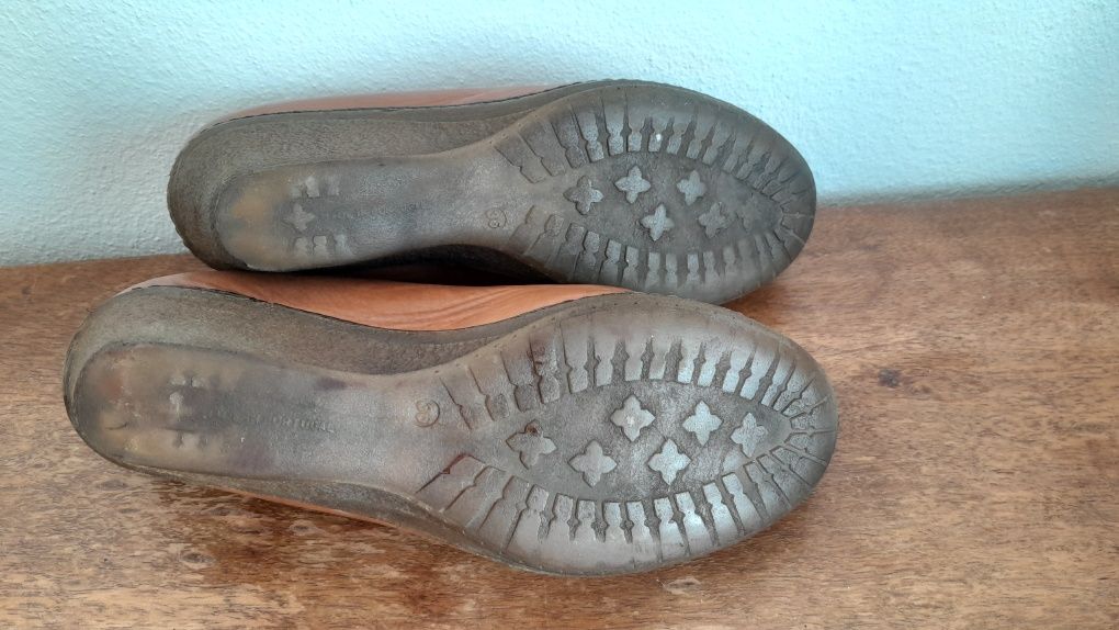 Botas em pele de cunha com elástico à frente
