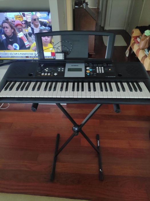 Órgão YAMAHA PSR E223 com suporte e estante