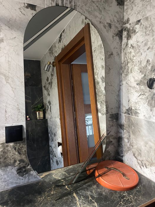 Używane lustro łazienkowe