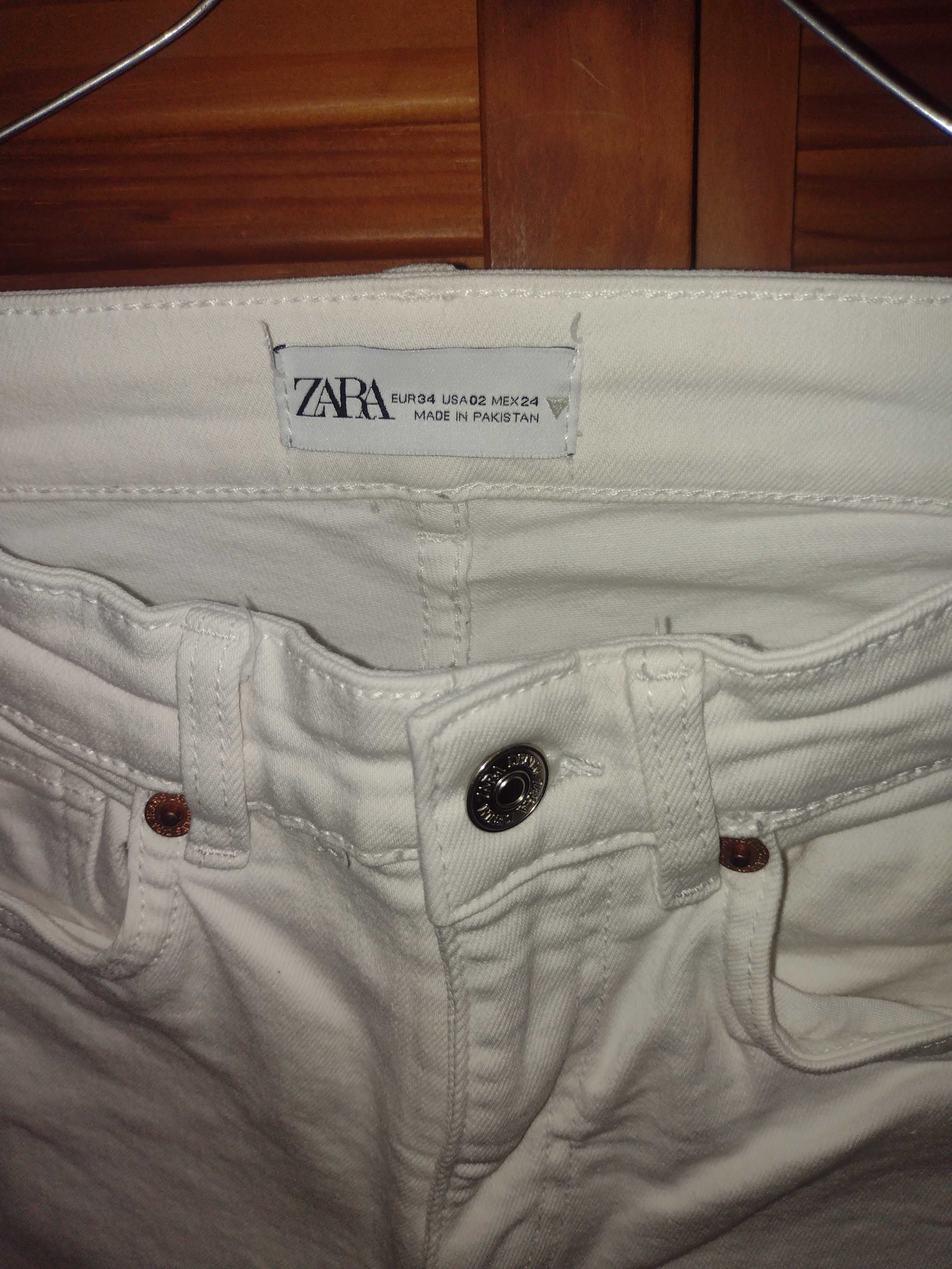 Calça jeans em branco