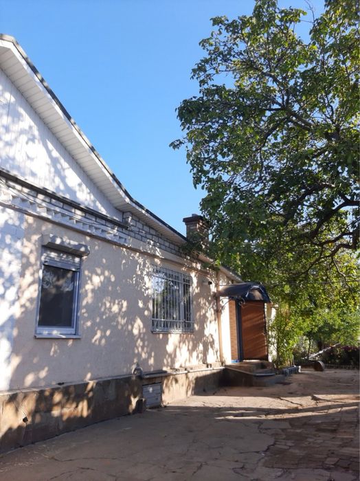 Довгострокова оренда будинку з подвірʼям