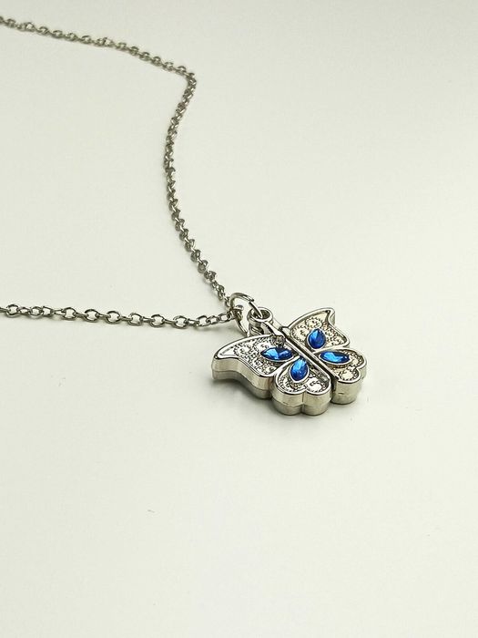 Nowy srebrny naszyjnik z otwieraną zawieszką motyla z sercem w środku