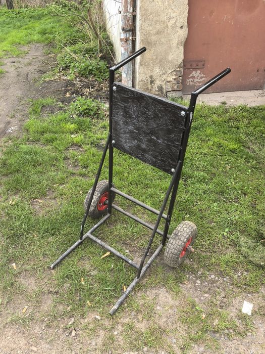 Wózek transportowy do silnika zabutrowego