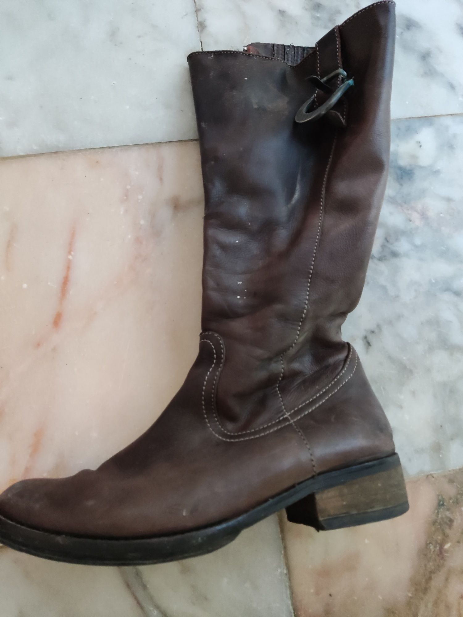 Botas em pele com capas novas anti derrapantes