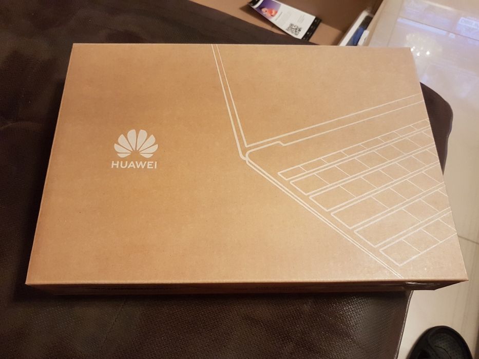 Laptop Huawei D14 z myszką i oryginalnym plecakiem.