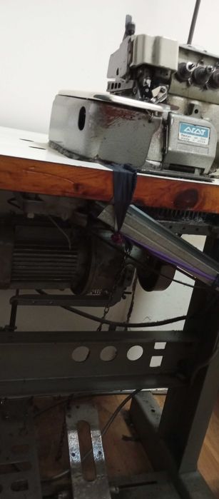 оверлок трьохнитковий