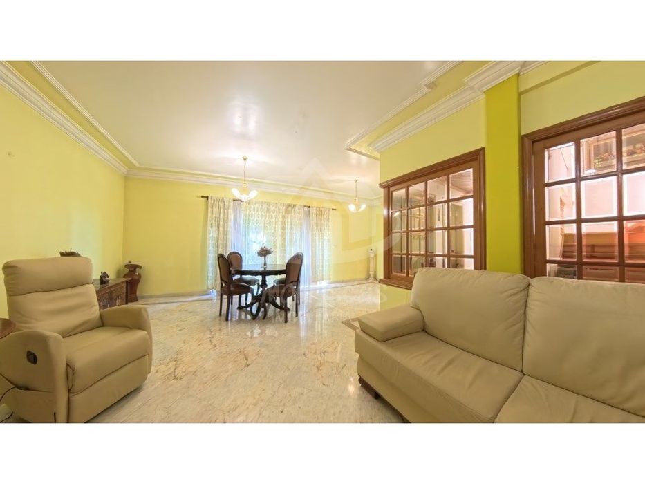 Moradia T5+2 com jardim privativo e piscina em Alcabideche