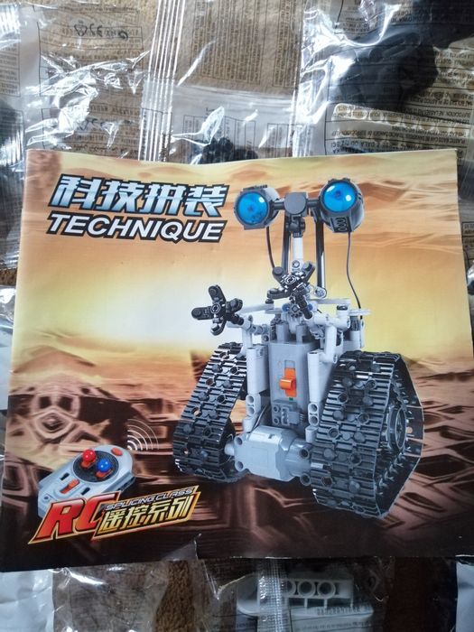Robot Technique 408 części pilot