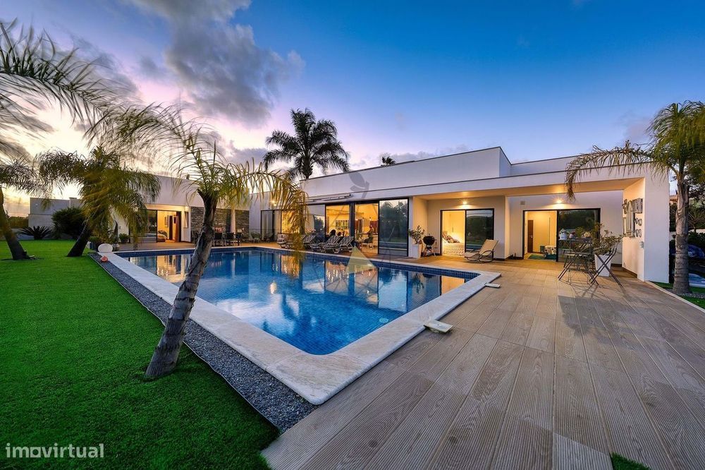 Moradia  de Luxo com Arquitetura Contemporânea na Urbanização Belmonte