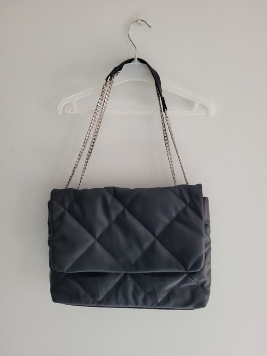 Pikowana torebka na łańcuszku