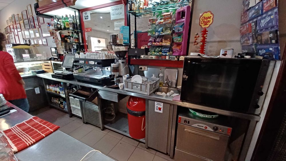 Pastelaria café a funcionar, chave na mão