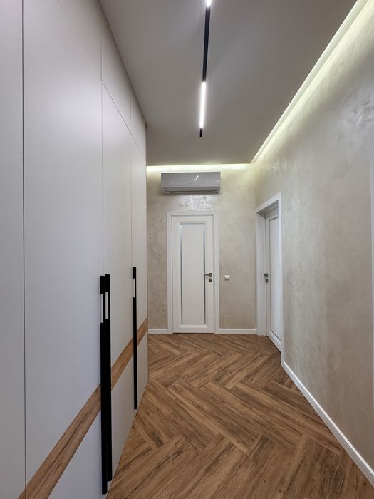 Продається сучасна, велика, нова 2-х кімнатга квартира.