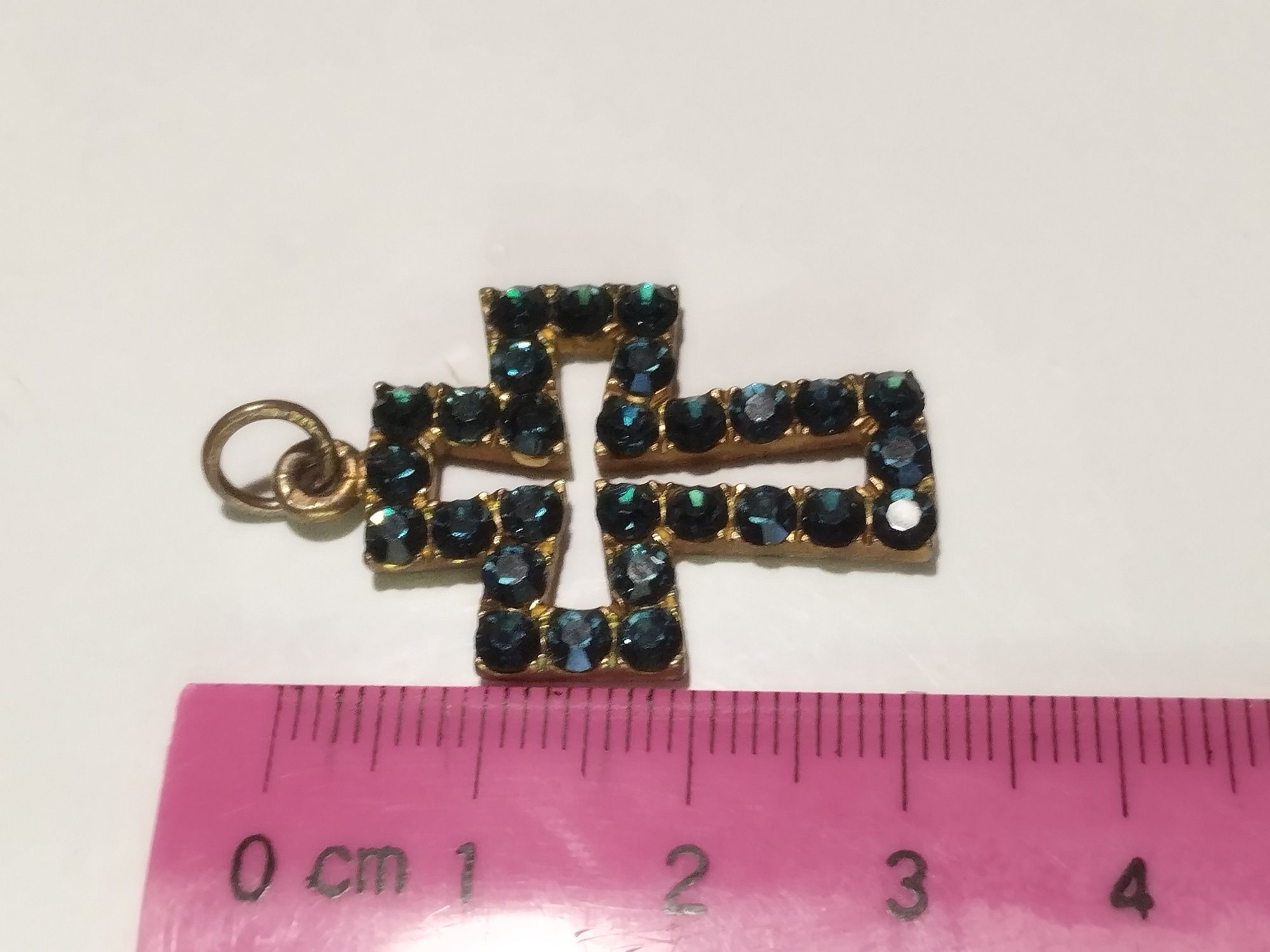 Cruz de prata com brilhantes