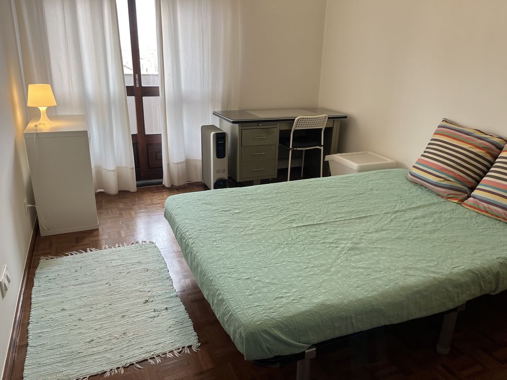 Quarto com varanda no centro ambiente tranquilo