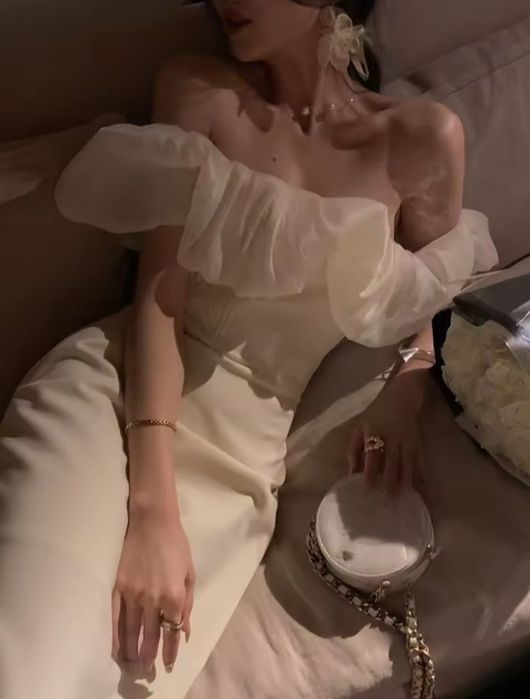 Елегантна сукня міді з відкритими плечима