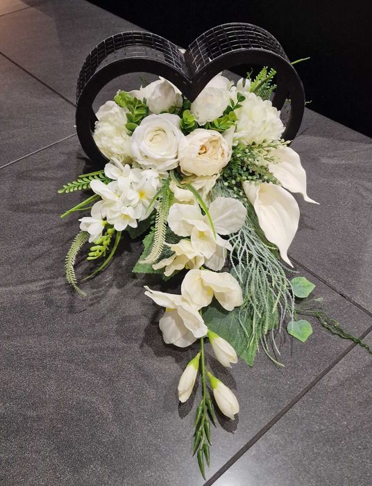 Kompozycja kwiatowa na grób cmentarz stroik serce ikebana Z378