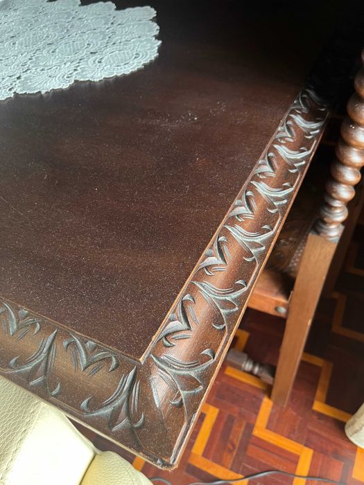 Mesa de refeição com cadeiras