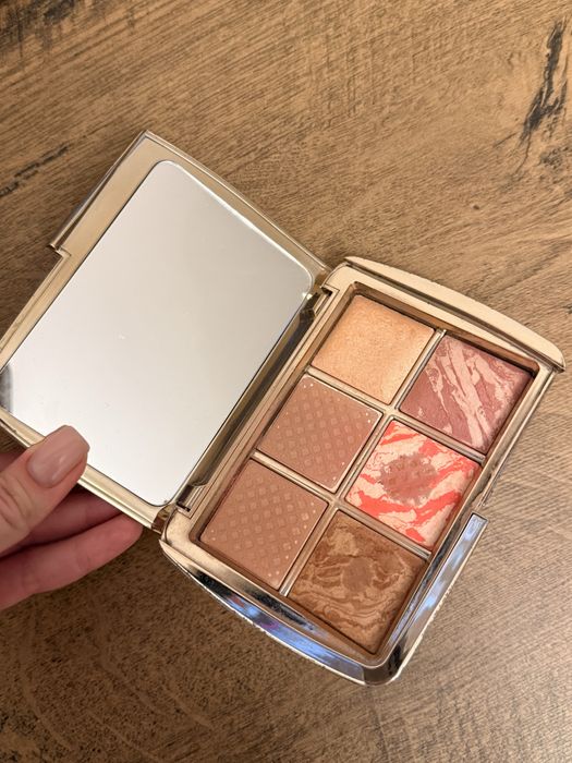 Палетка Hourglass