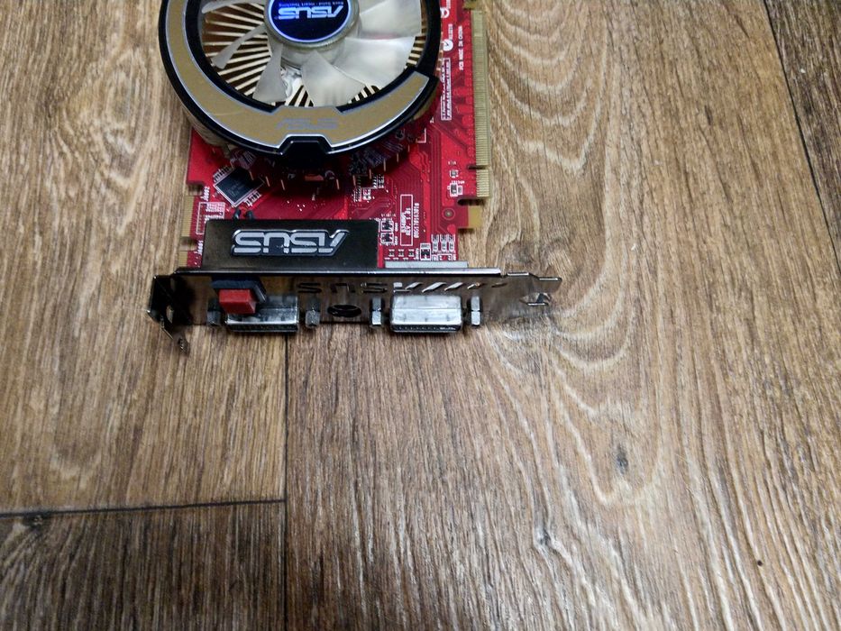 Asus HD3850 1 GB. (GDDR2 256bit)