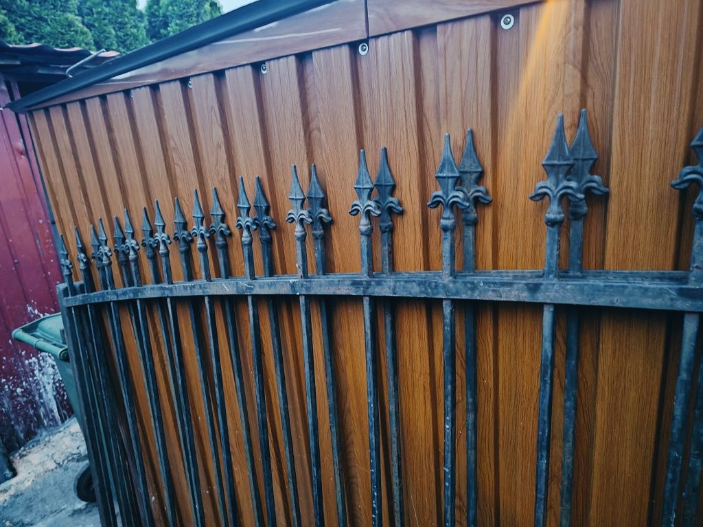 Brama z furtką kute masywne i 5 przeseł