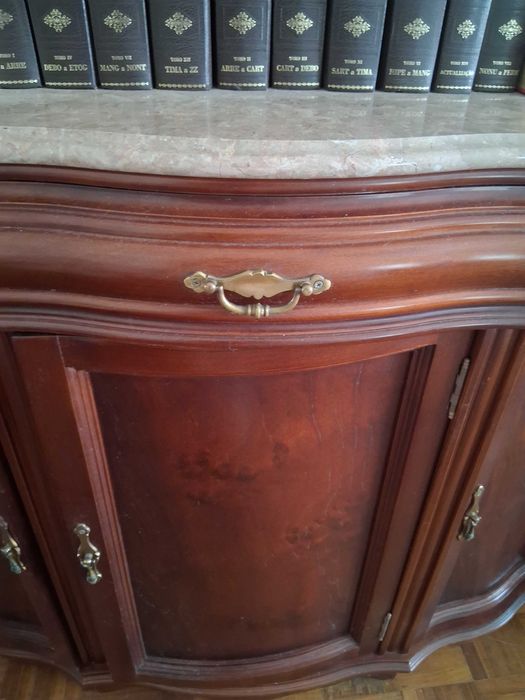 2 Moveis iguais madeira vermelha 95€