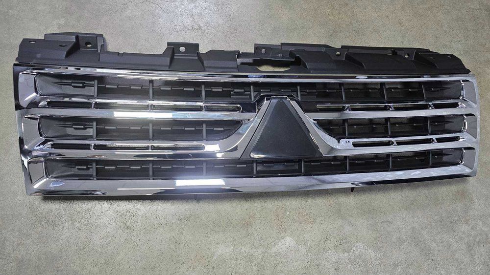 Решітка радіатора  Mitsubishi Pajero Wagon 4 Мітсубісі Паджеро Вагон 4