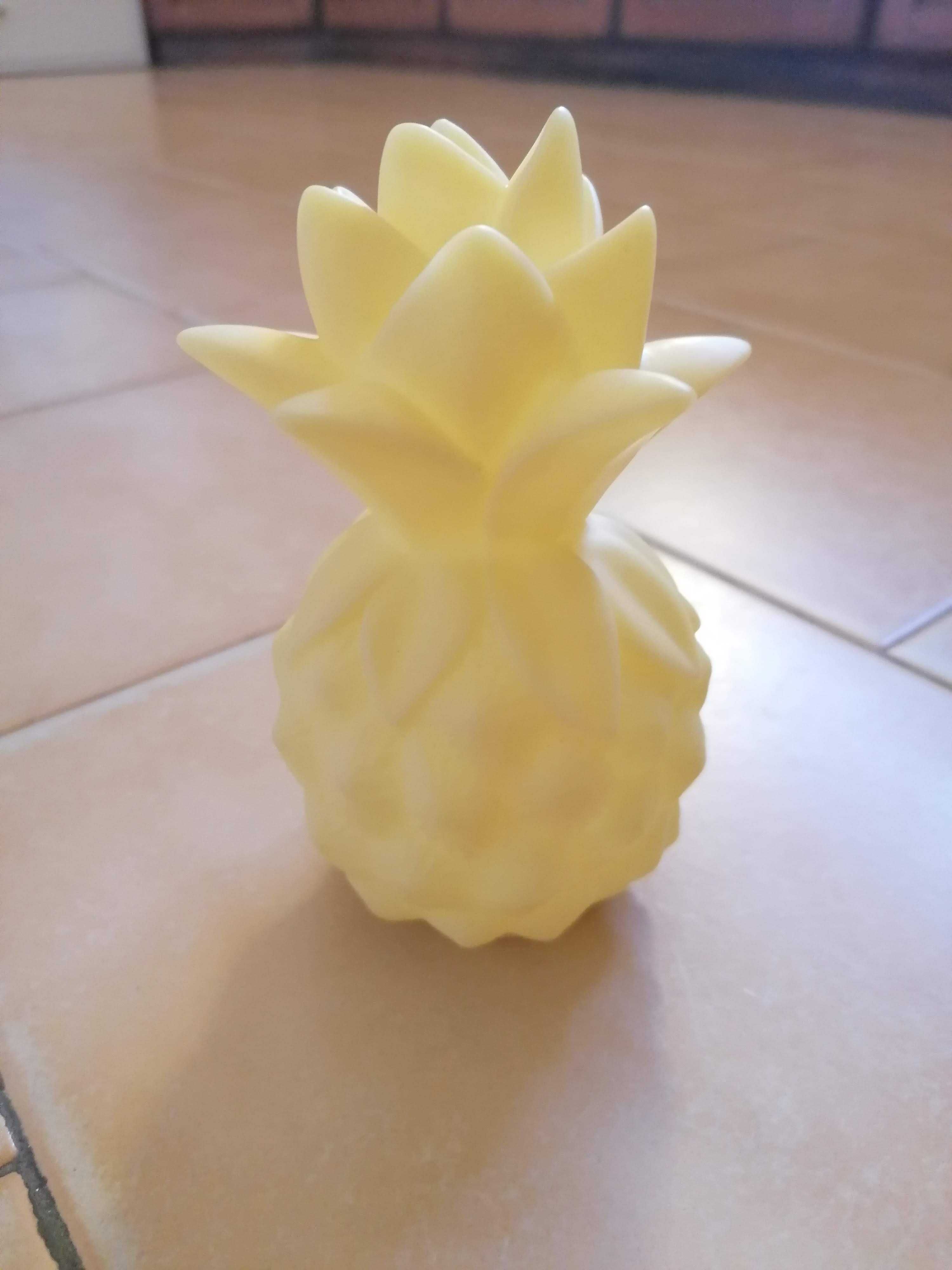 Luz de presença em forma de ananás