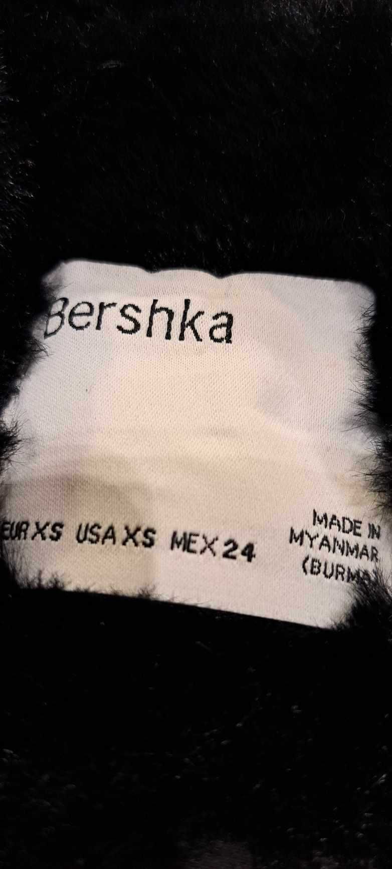 BERSHKA Czarna kurtka z imitacji futerka