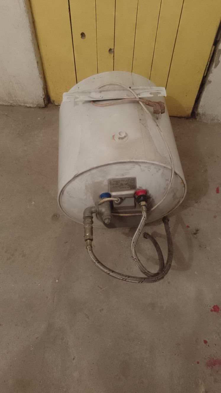 Bojler wiszący 50l