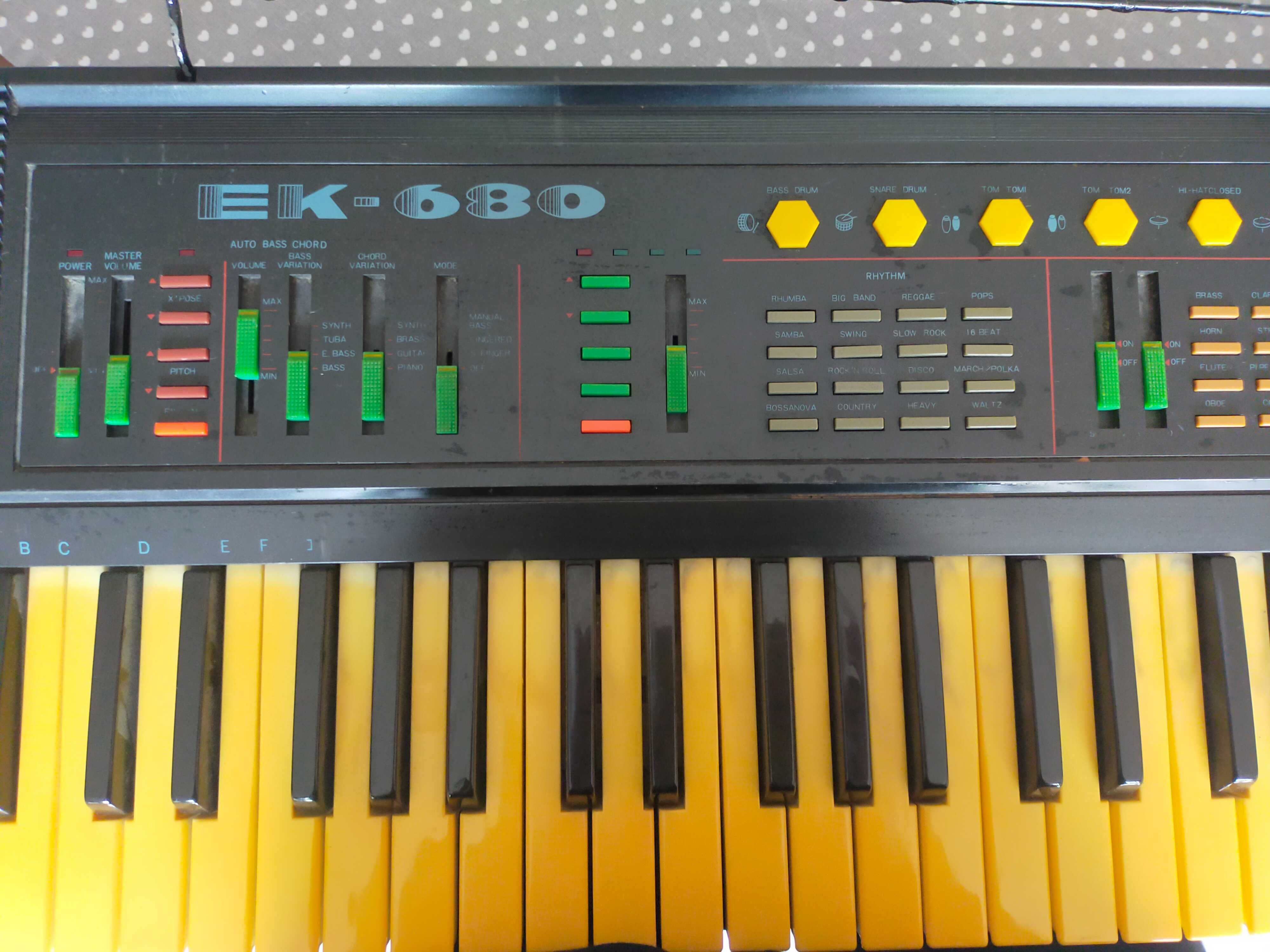 Keyboard EK-680 instrument