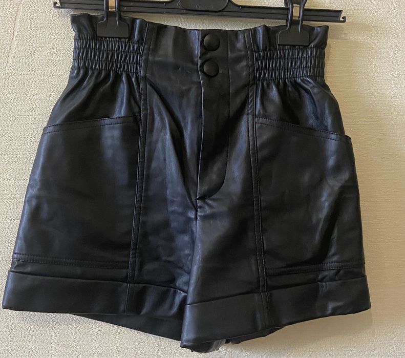 Шорти з тканини під шкіру з колекціі,,Zara,,футболка у подарунок