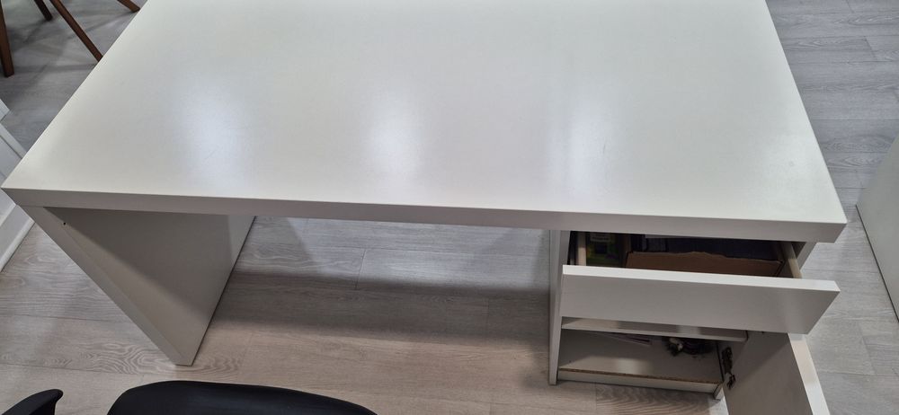 Secretaria de escritorio branca do ikea 140x65cm com modulo gavetas do