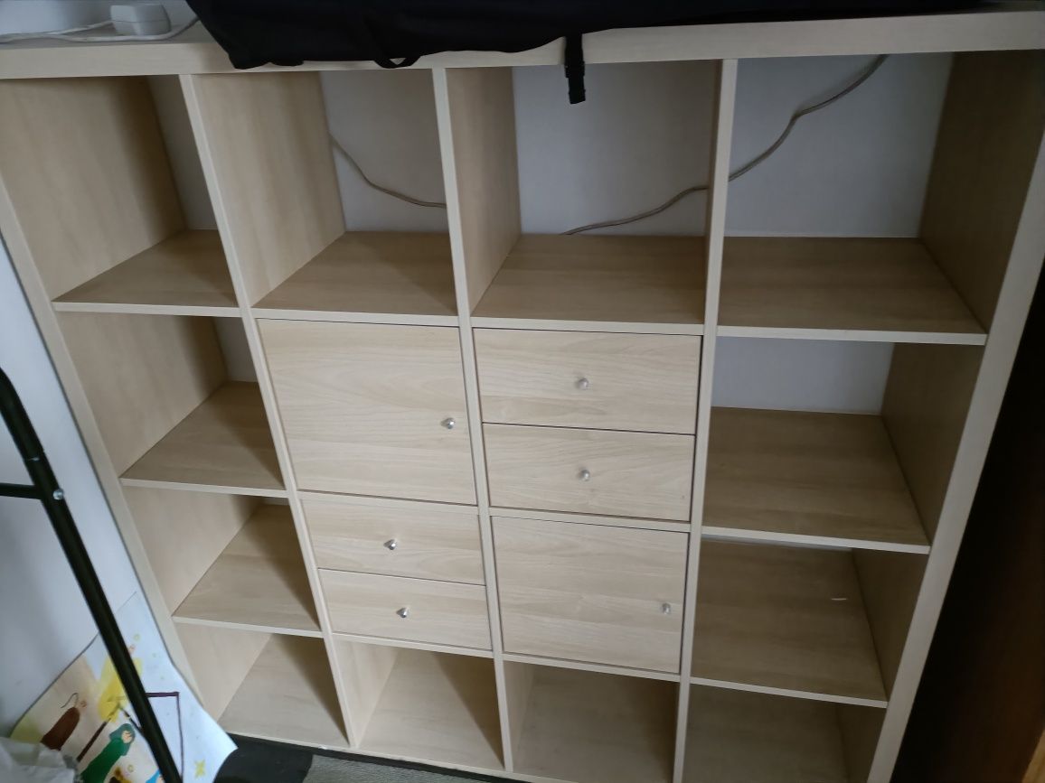 Estante Kallax com acessórios (gavetas e portas)