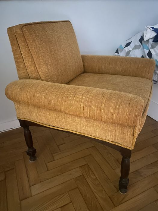 Cadeirão amarelo mostarda