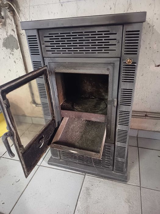 Fogão a lenha / salamandra em ferro fundido  bom estado