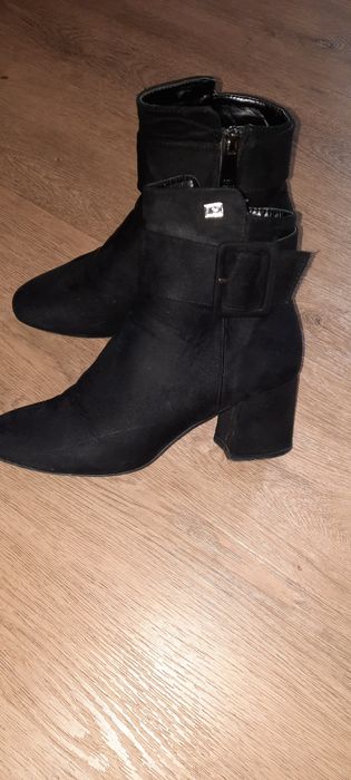 Botas em pele camurça