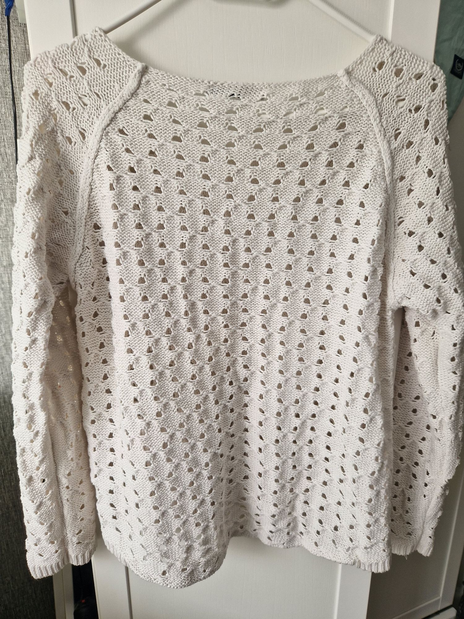 Biały sweter ażurowy