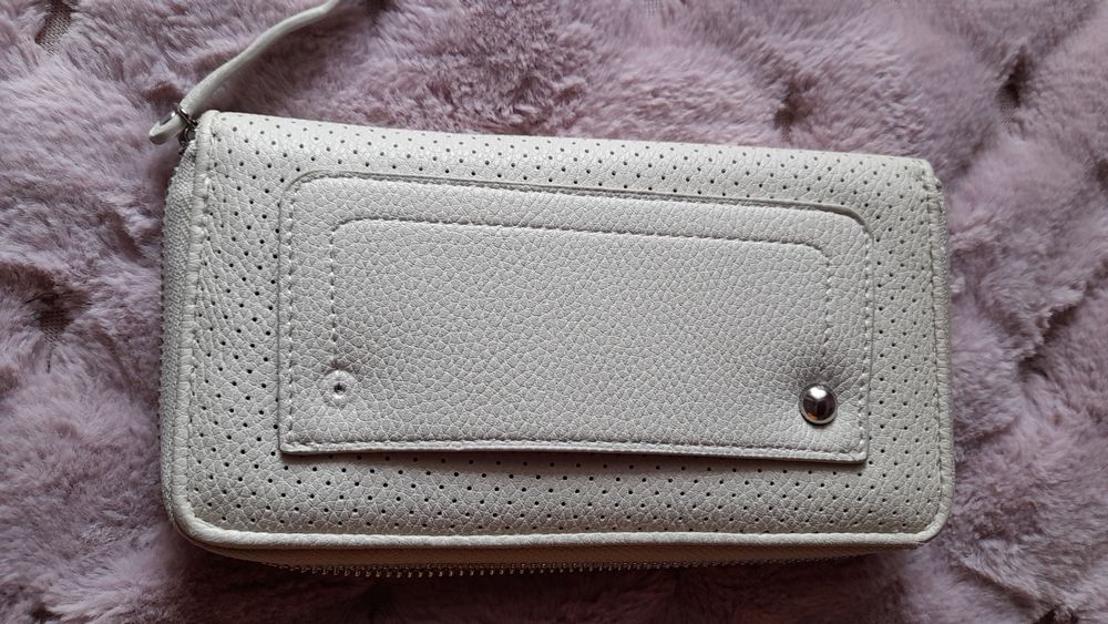 Гаманці  .  . . .