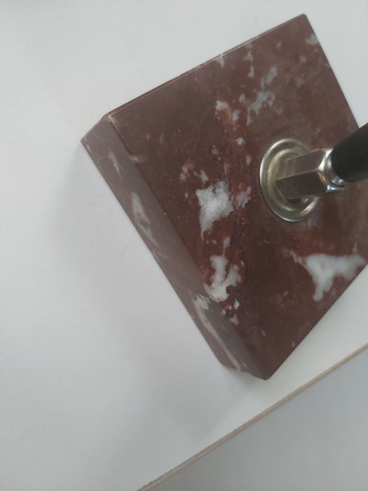 Stojak na pióro z marmurową podstawą