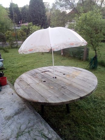 Stół ogrodowy z parasolem-średnica 190 cm.-mogę podwieść.
