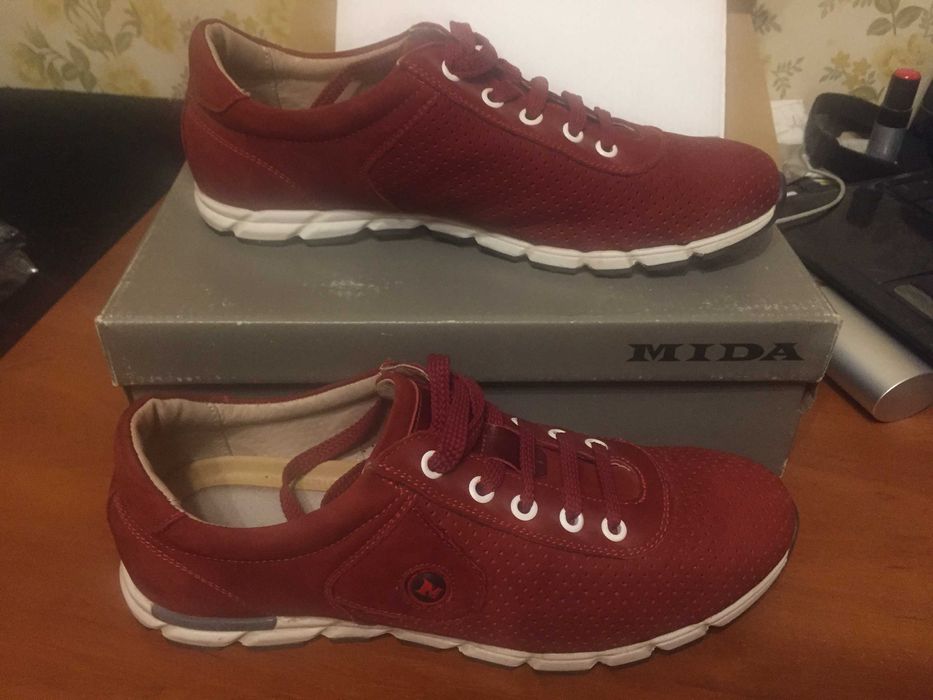 Продам кроссовки MIDA размер 40.