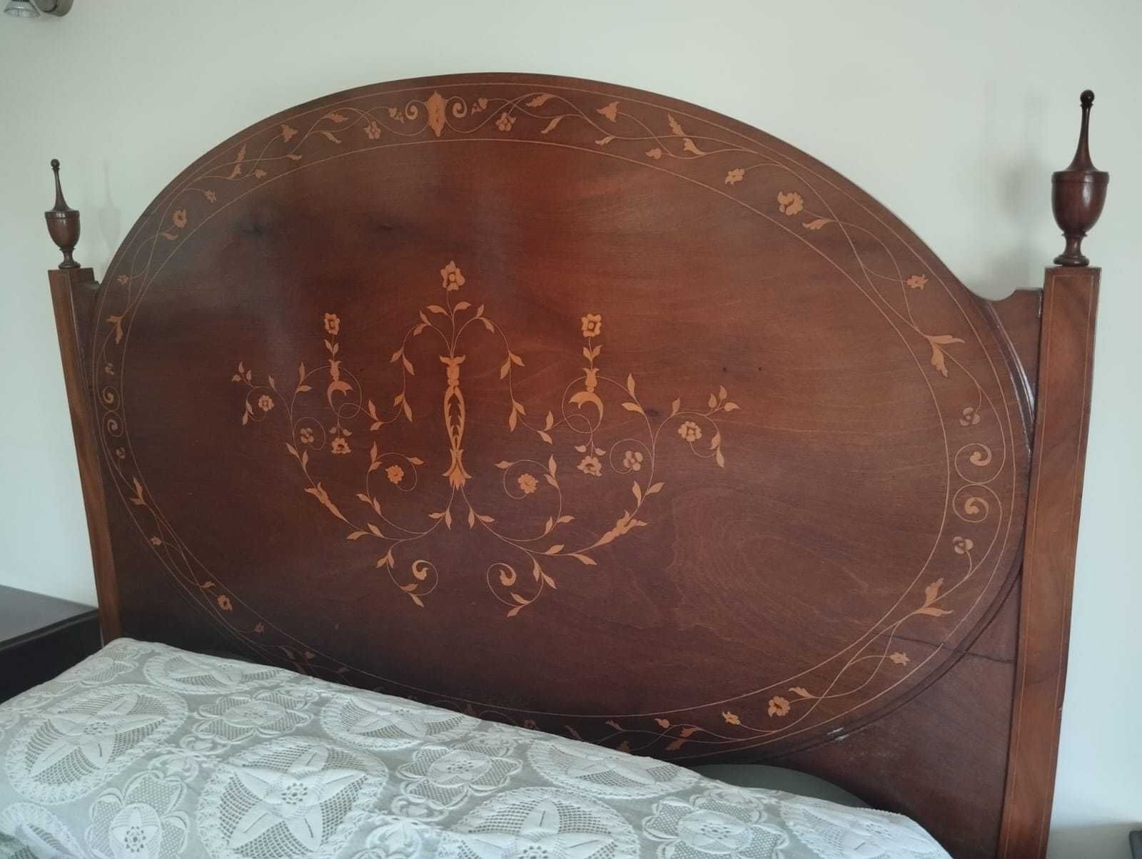 Cama D Maria e mesas de cabeceira