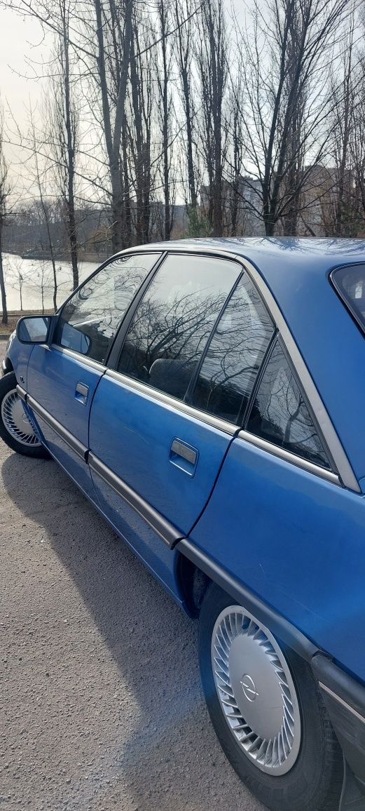 Опель омега 1.8  Opel Omega