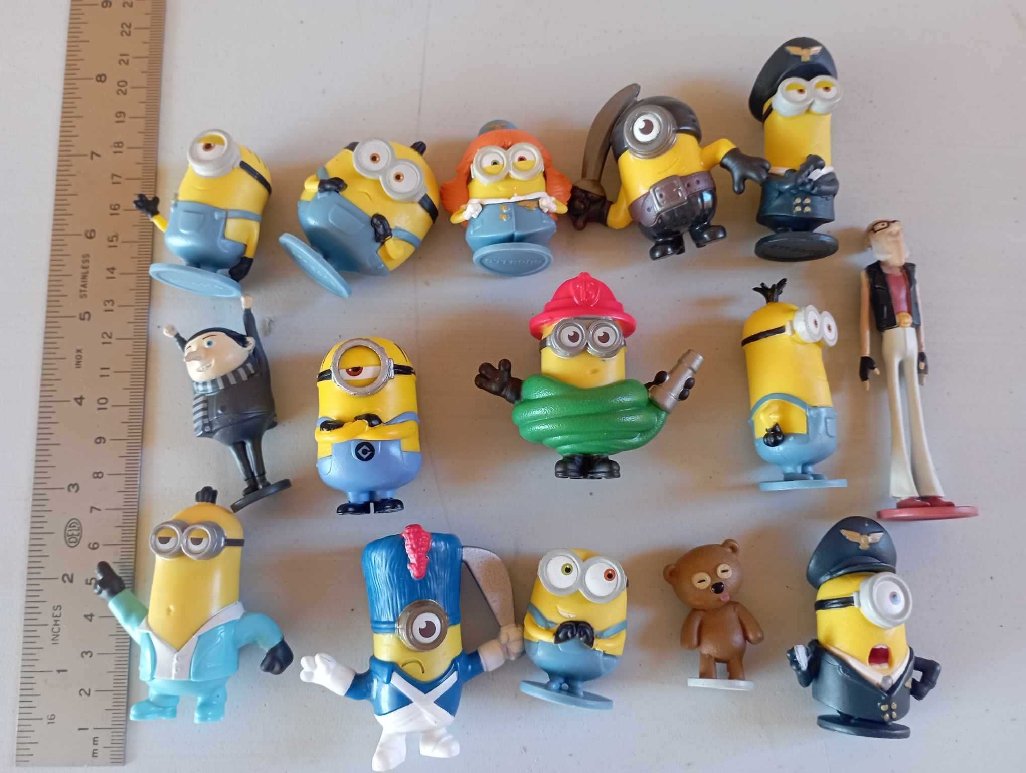 Livro Minions / Gru o Maldisposto - com figuras e tapete com jogos